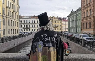 ЛЕТНЕЕ ВОЛШЕБСТВО: ПРОГУЛКА С ФОНАРЩИКОМ ПО ВЕЧЕРНЕМУ ПЕТЕРБУРГУ ✨🏮

Ребята, вы когда-нибудь видели