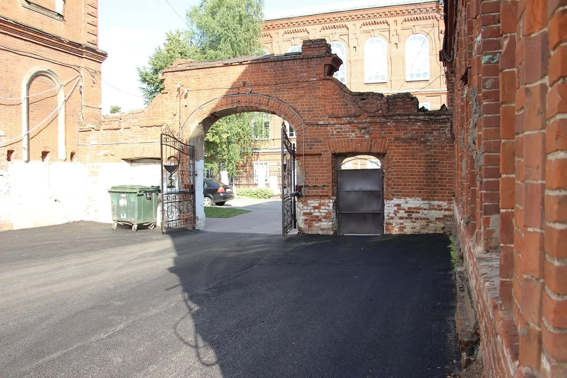 🏥 Территорию Сарапульской больницы благоустраивают