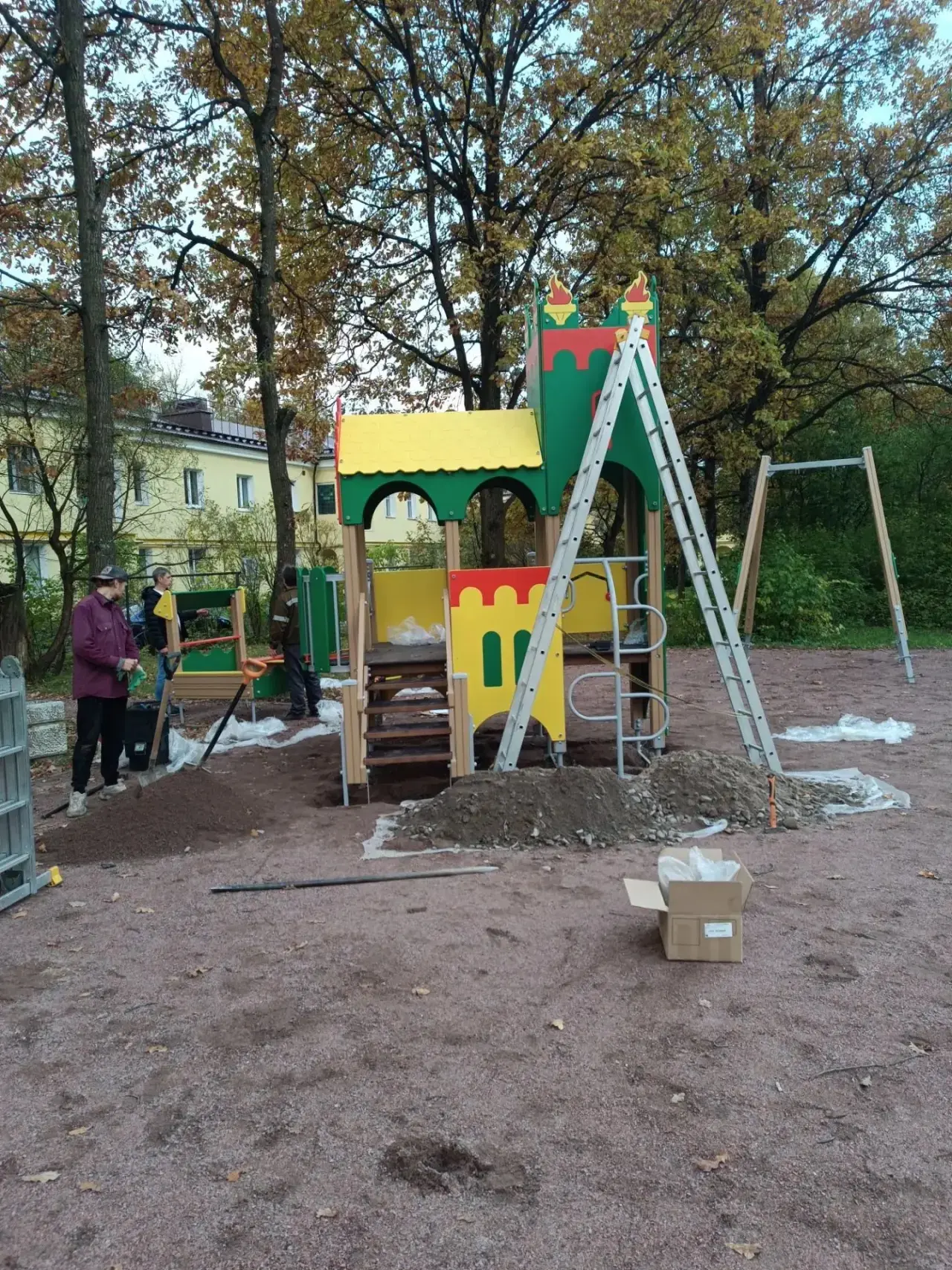 Во дворе по ул. Леншоссе,14 продолжается сбор и установка нового игрового оборудования ...