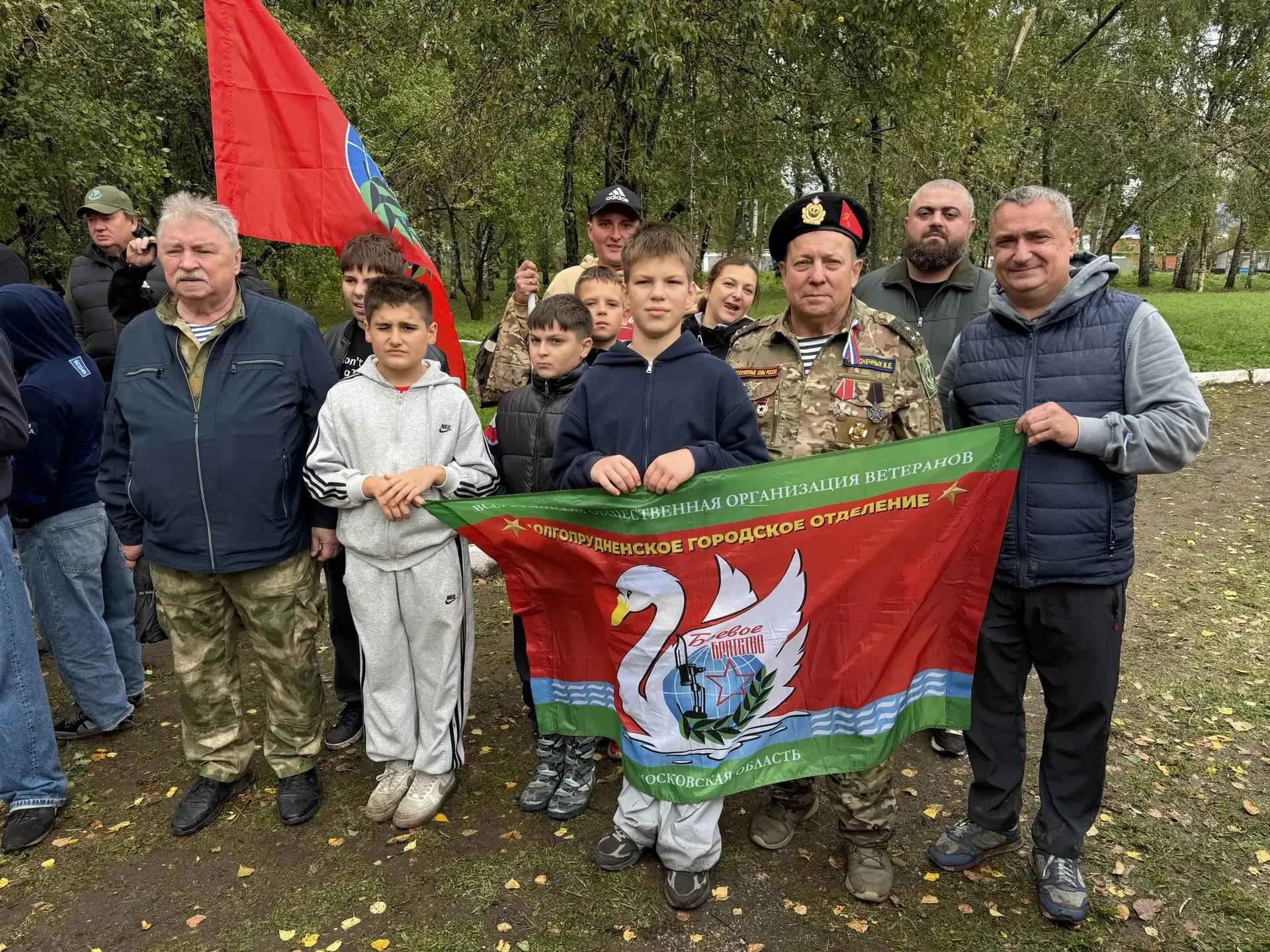 Не смотря на дождь и холодную погоду ,сегодня   ученики 6 Б кадетского класса вместе с ...