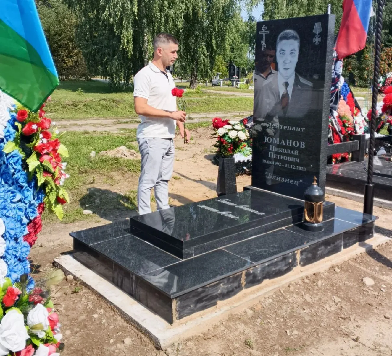 Сегодня был особенный день. Администрация школы пришла возложить цветы на могилу героя.