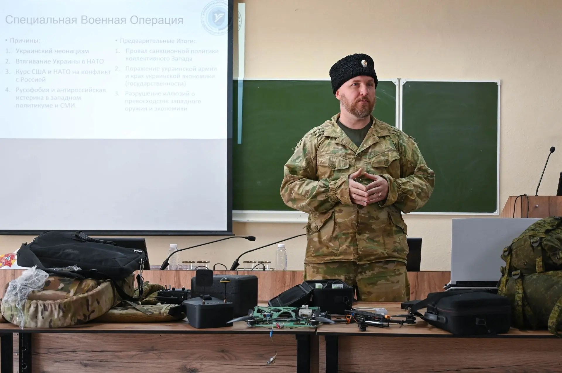Герои среди нас: в УдГУ прошел круглый стол «СВОи Герои»  И. о. ректора Анна Владимировна Овчинников