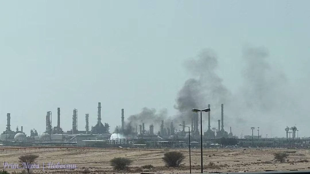⚡️На нефтяном объекте компании Aramco в Эр-Рияде был замечен крупный пожар и столб дыма...