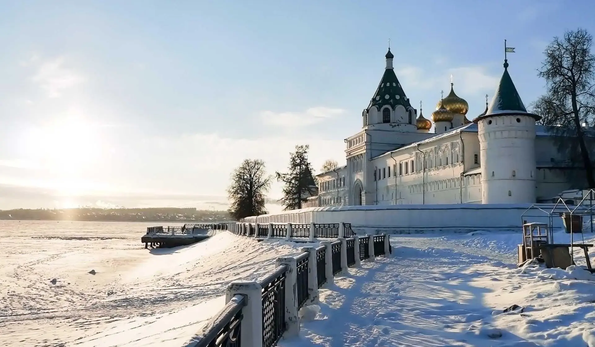 Гроб, который поднялся из земли

1692 год. Жители Меркушино замечают: на кладбище при церкви из земл