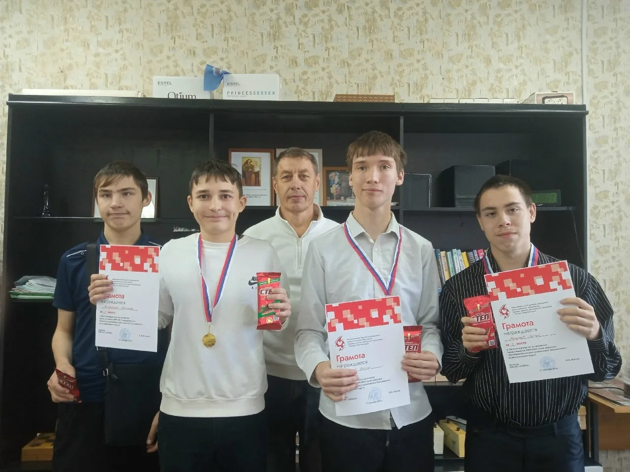 В стенах ДД(Ю)Т за шахматными досками встретились юные интеллектуалы ЛМО 2009-2010 годо...