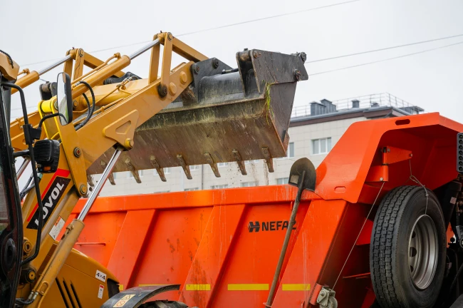 🚜 Ежедневное сезонное благоустройство областного центра продолжают городские службы