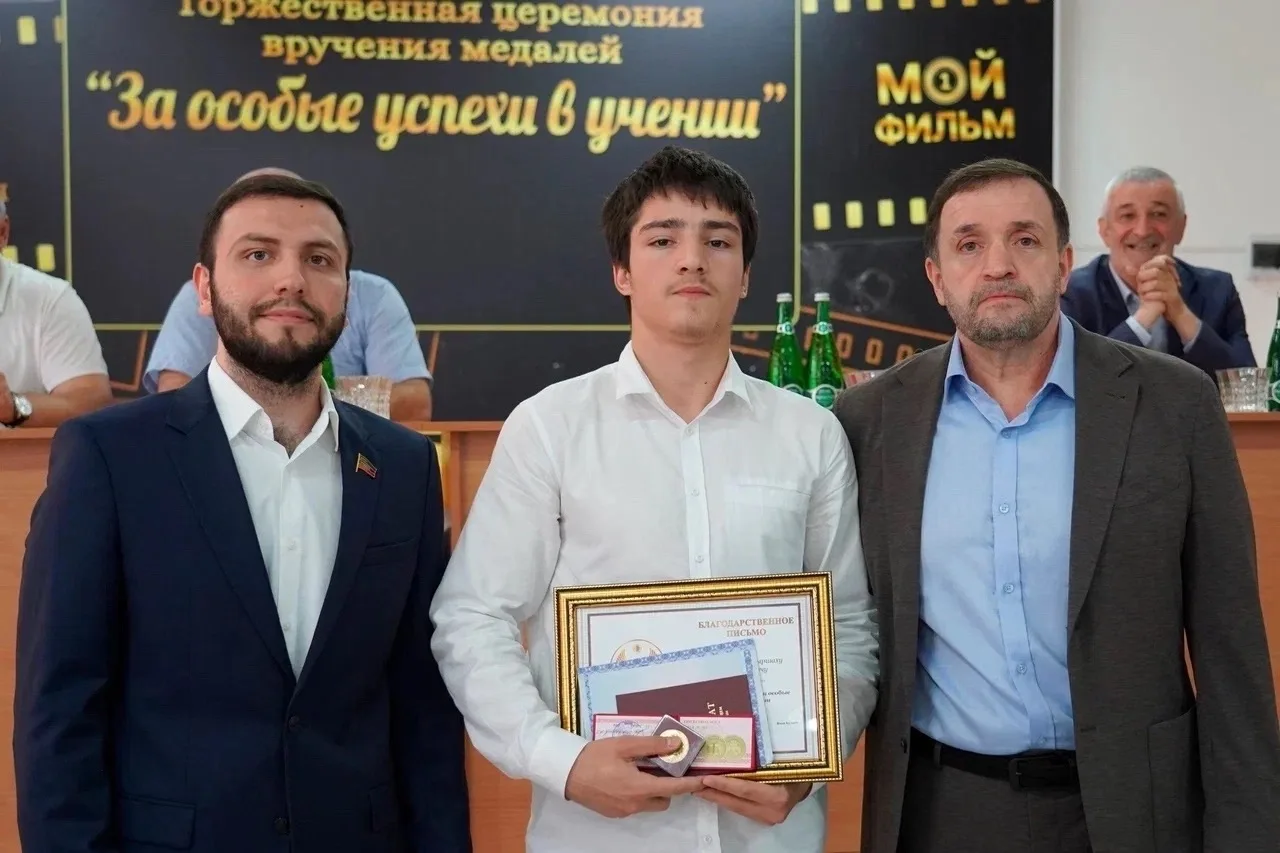 Аттестат особого образца и медаль «За особые успехи в учении» 1 степени получил- Абакаров Надыршах А