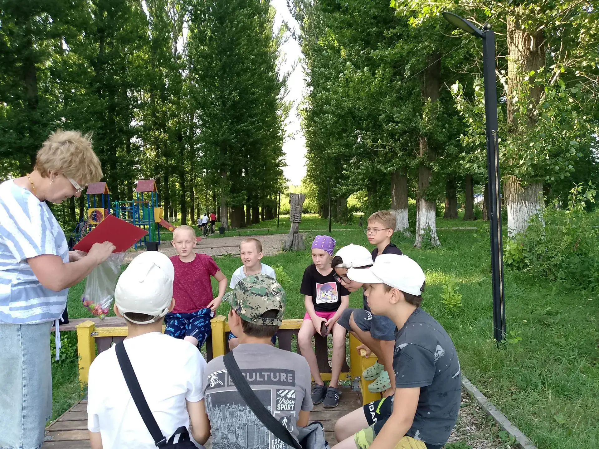 В рамках проекта "Читаем детям на траве",библиотекарь Сарай-Гирского сельского филиала провела викто