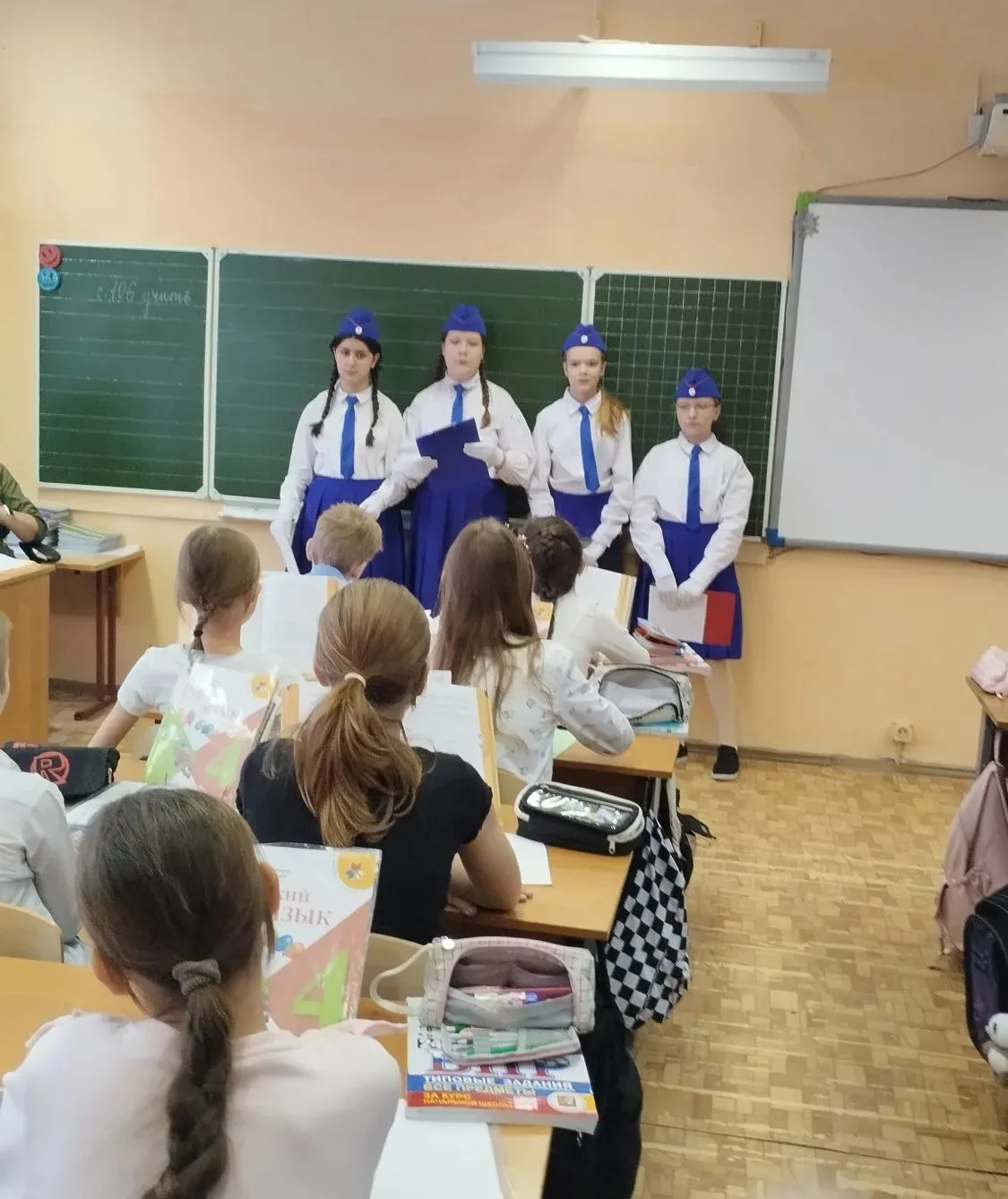 В рамках социального раунда "Один щелчок спасает жизнь" отряд ЮИД "Автостоп" МАОУ гимназия №13 (руко