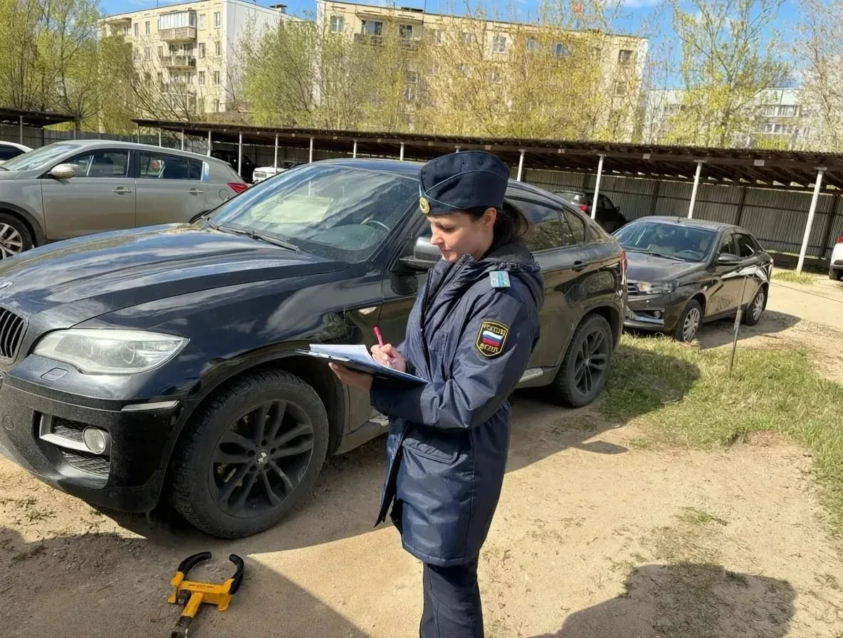 🚔 В Великих Луках судебные приставы арестовали BMW X6 стоимостью 2,6 млн рублей  Иномарка принадлежи