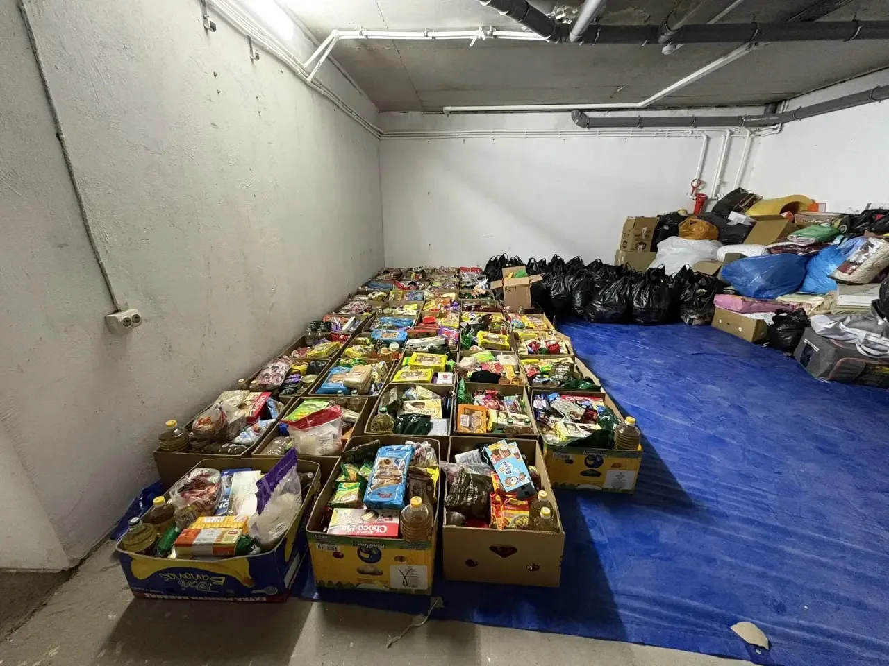 📍Волонтеры формируют продуктовые наборы для помощи пострадавшим от наводнения, в едино...