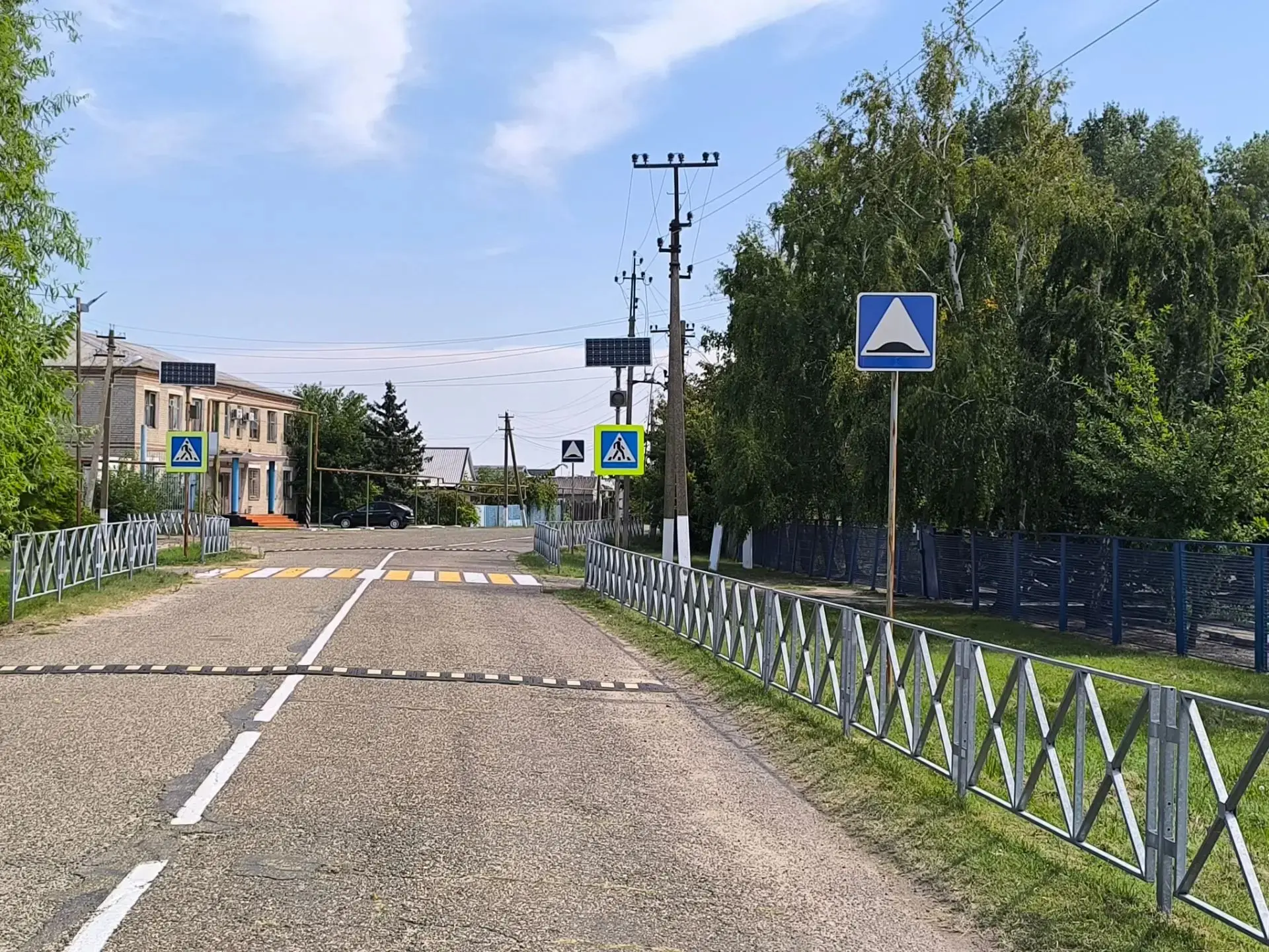 К началу учебного года на х.Чёрный Ерик установлены дорожные знаки возле МБОУ СОШ 51.