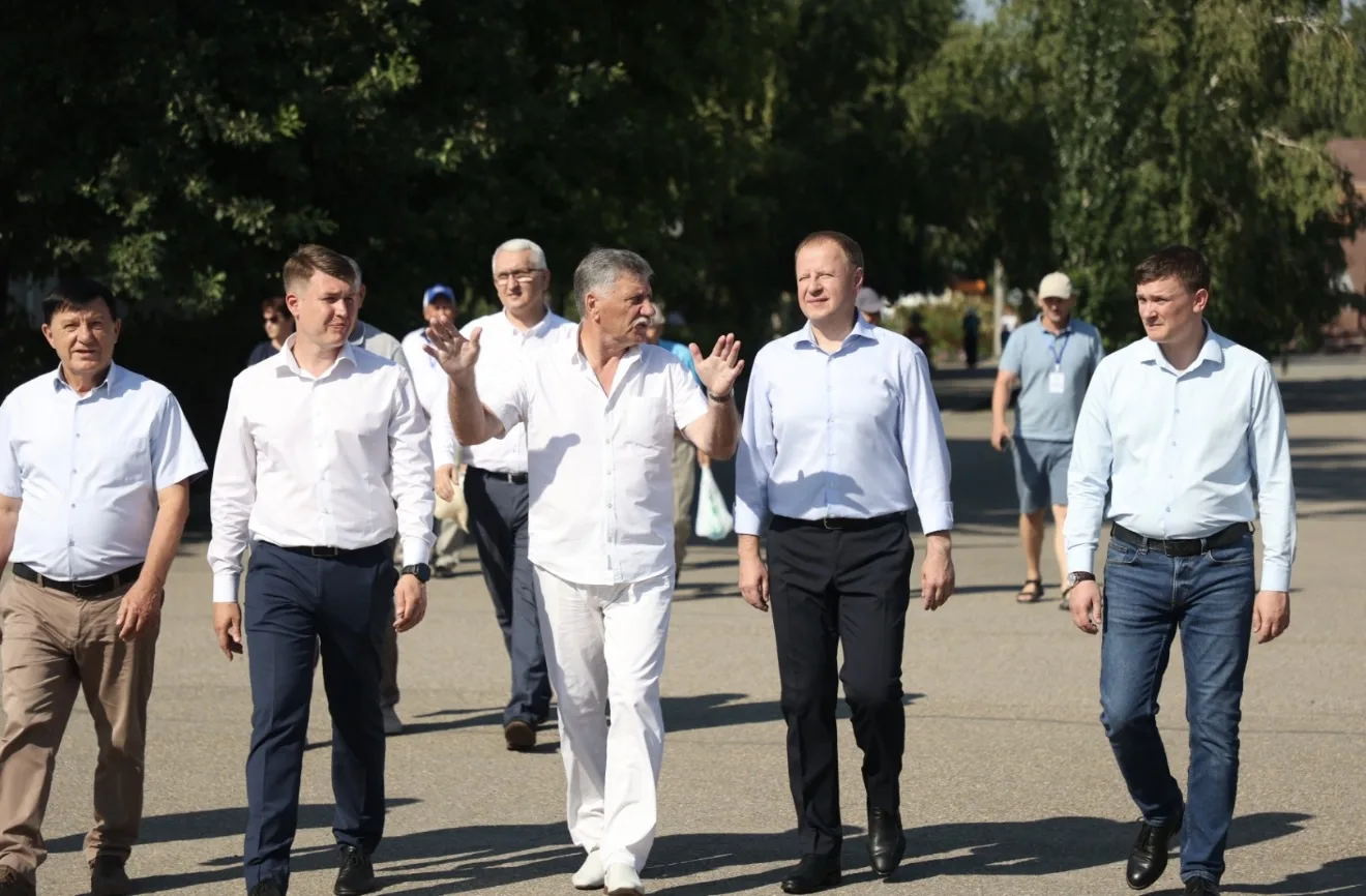 Вместе с депутатами «Единой России» заехали в Благовещенскую детскую школу искусств, ко...