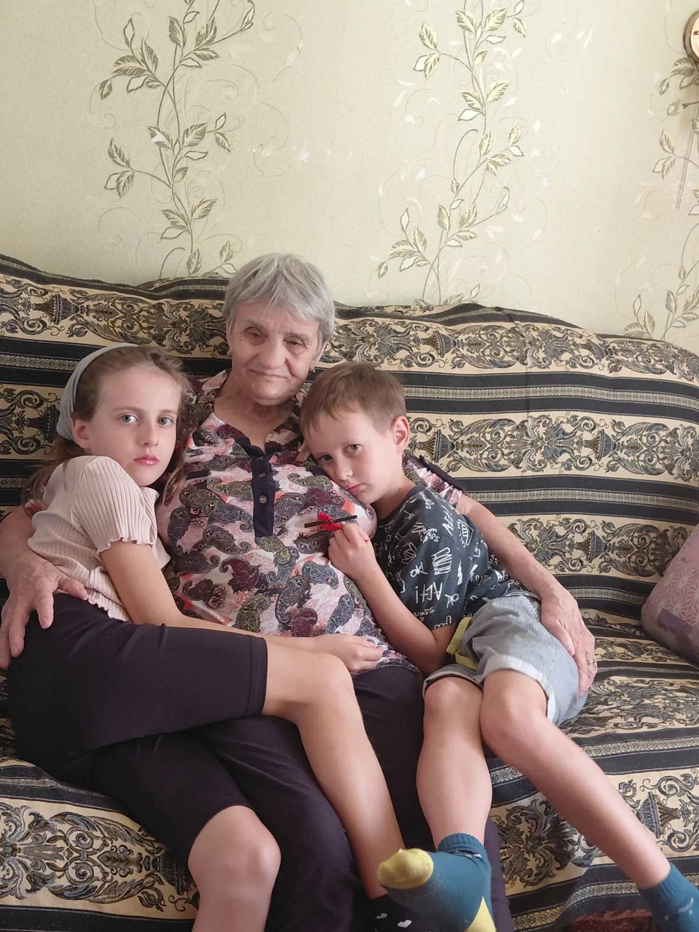 Заехали в гости к бабушкам и дедушке 🕊