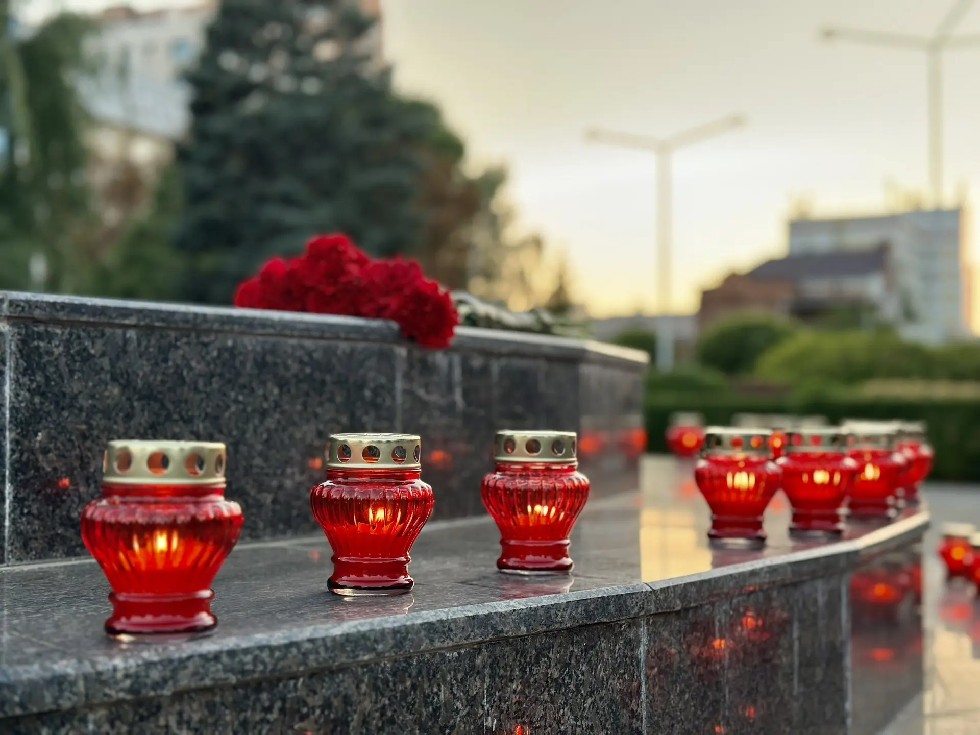 Краснодар скорбит: у Войскового собора святого благоверного князя Александра Невского с...