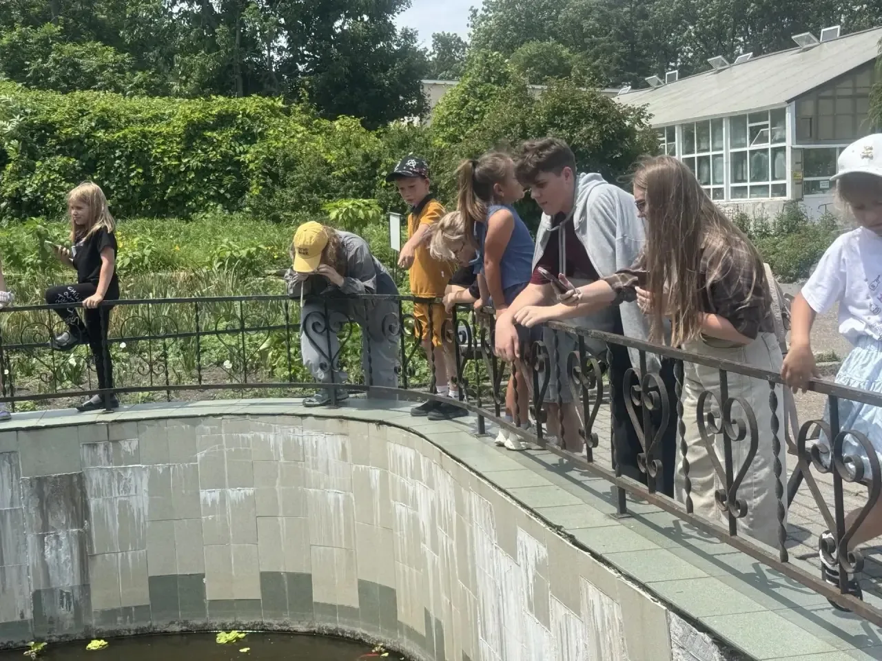 Волшебный день в ботаническом саду! 🌿🌸

Сегодня в нашем пришкольном лагере был особенный день! Мы 