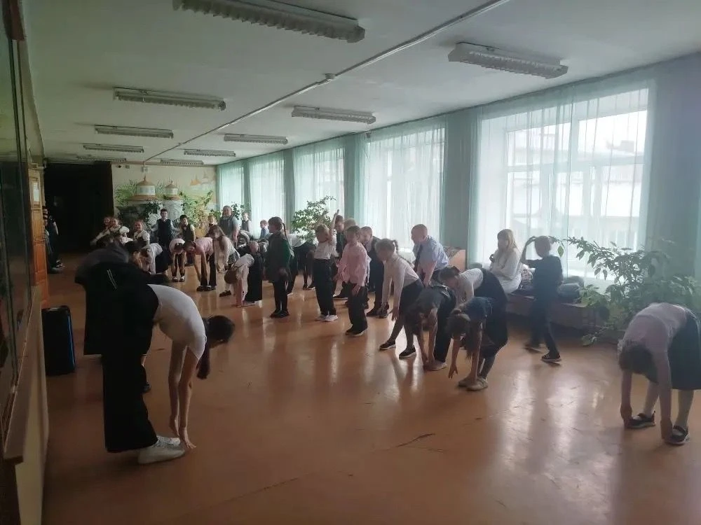 В честь Дня здоровья активисты учащиеся нашей школы поучаствовали в акции «Зарядка с чемпионом». Зар