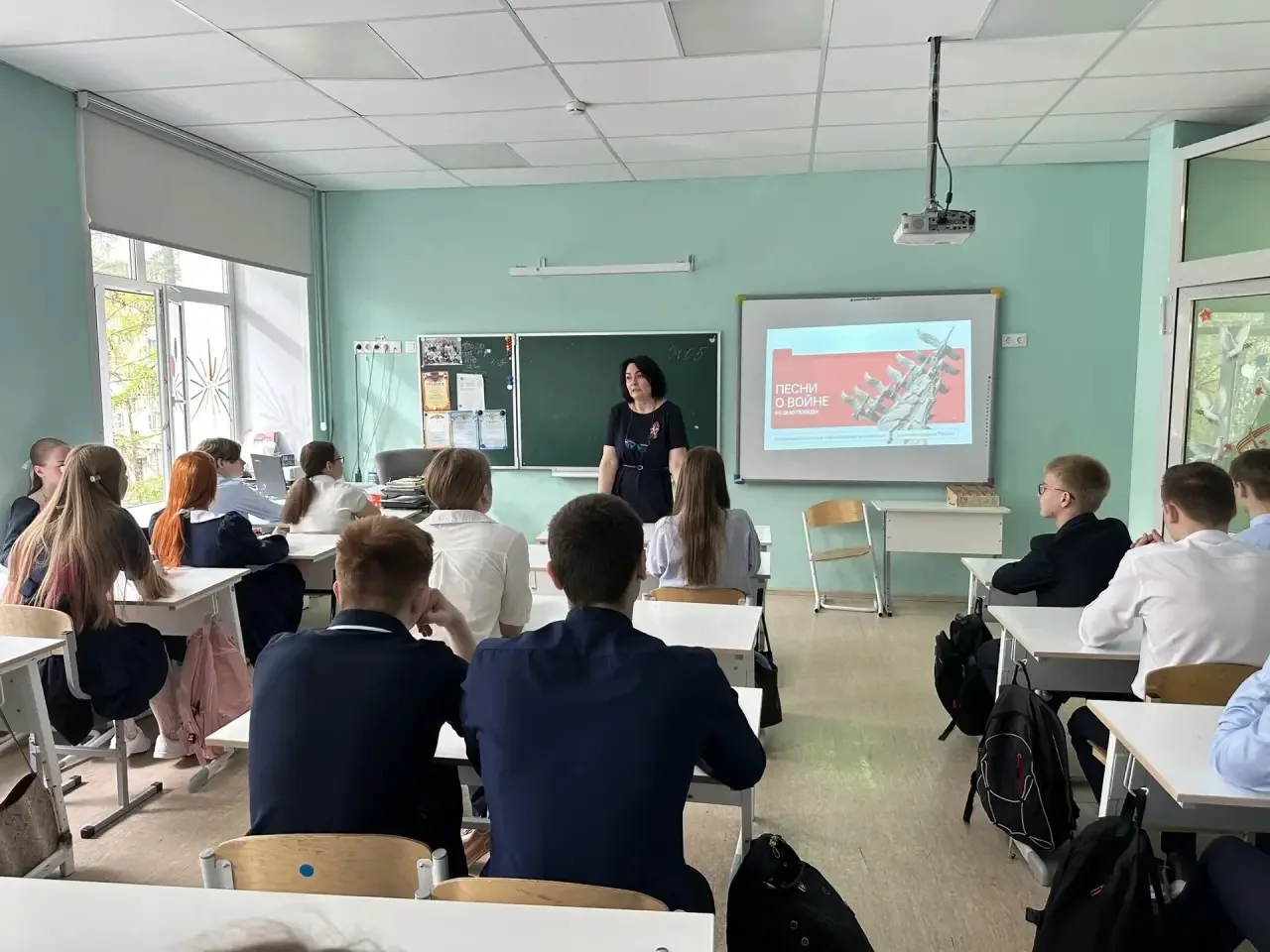 Торжественное начало недели в МОУ СОШ № 18 имени Подольских курсантов. 🇷🇺  Утро понедельника традици