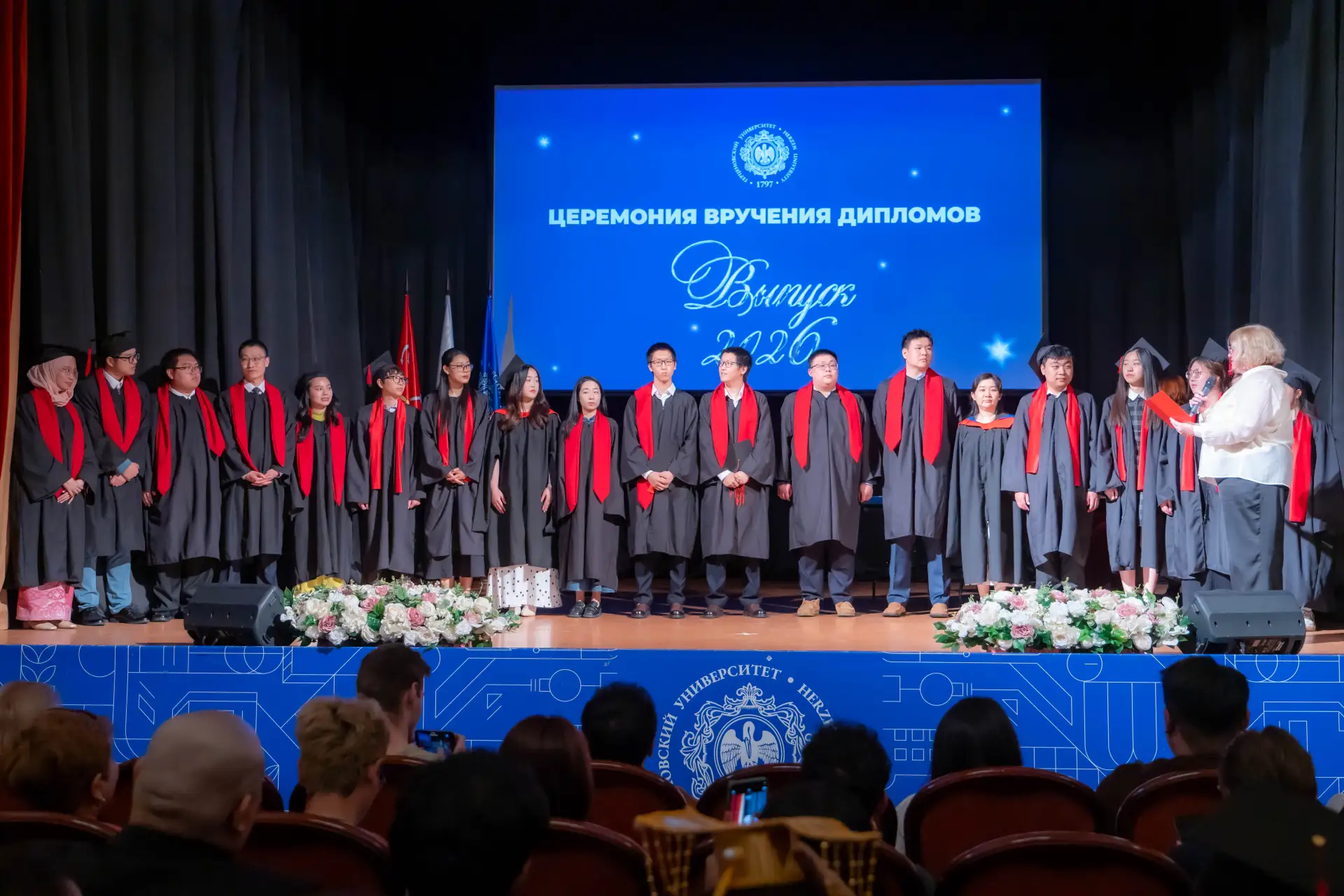 🎓🎉 В добрый путь!

3 июля прошла церемония вручения дипломов выпускникам Института РКИ, обучавшимс