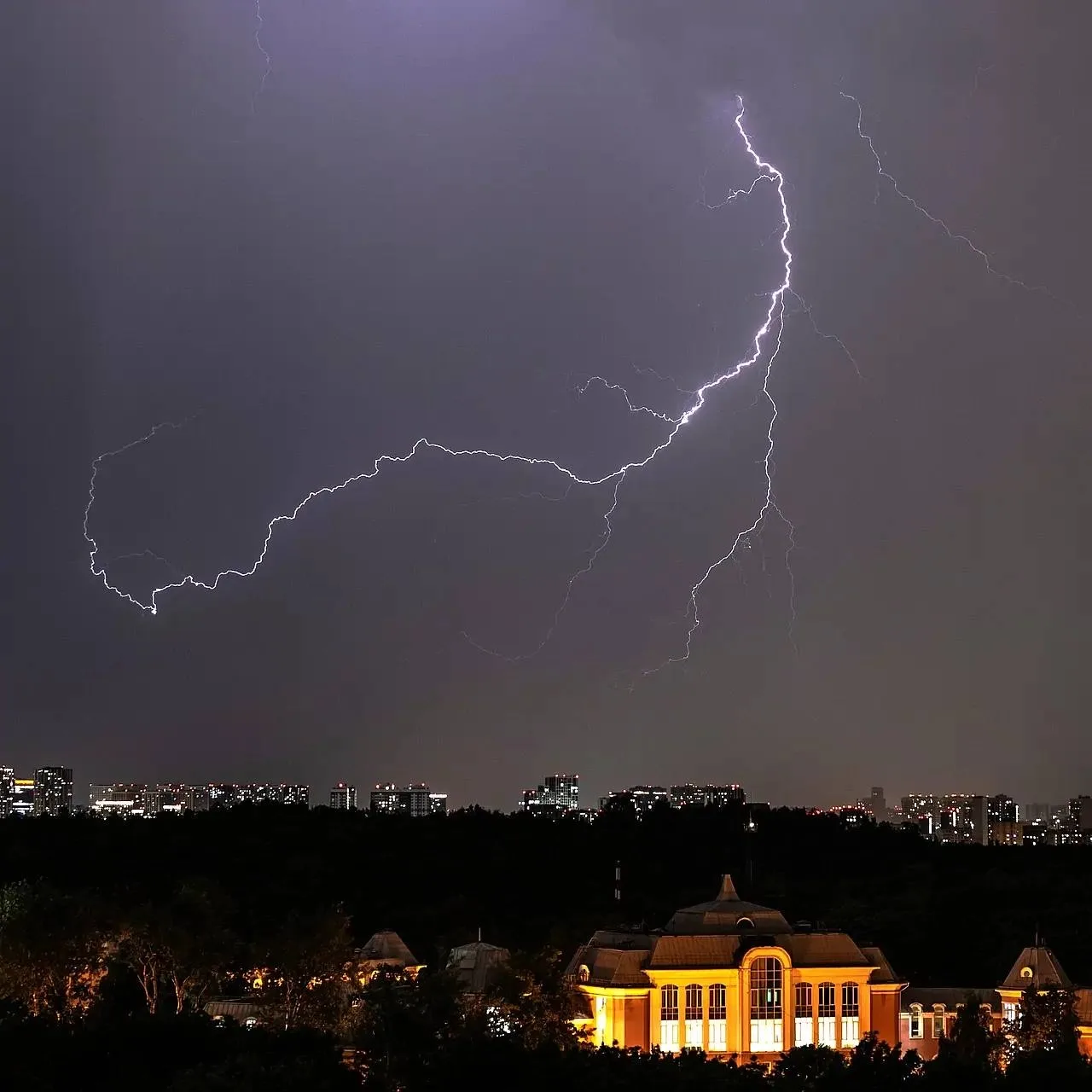 ⛈ В Москве ожидается пик грозовой активности в ближайшие часы

Специалисты предупреждают жителей и г