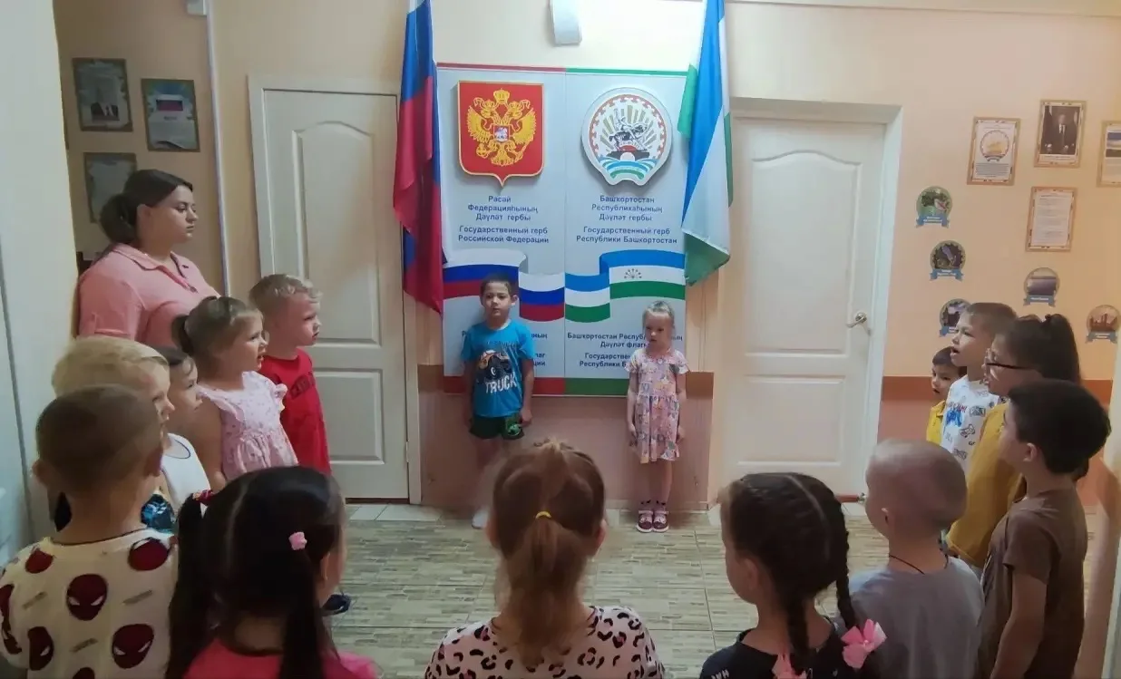 Рабочая неделя в детском саду началась с торжественного исполнения гимнов и подъёма флагов РФ и РБ.
