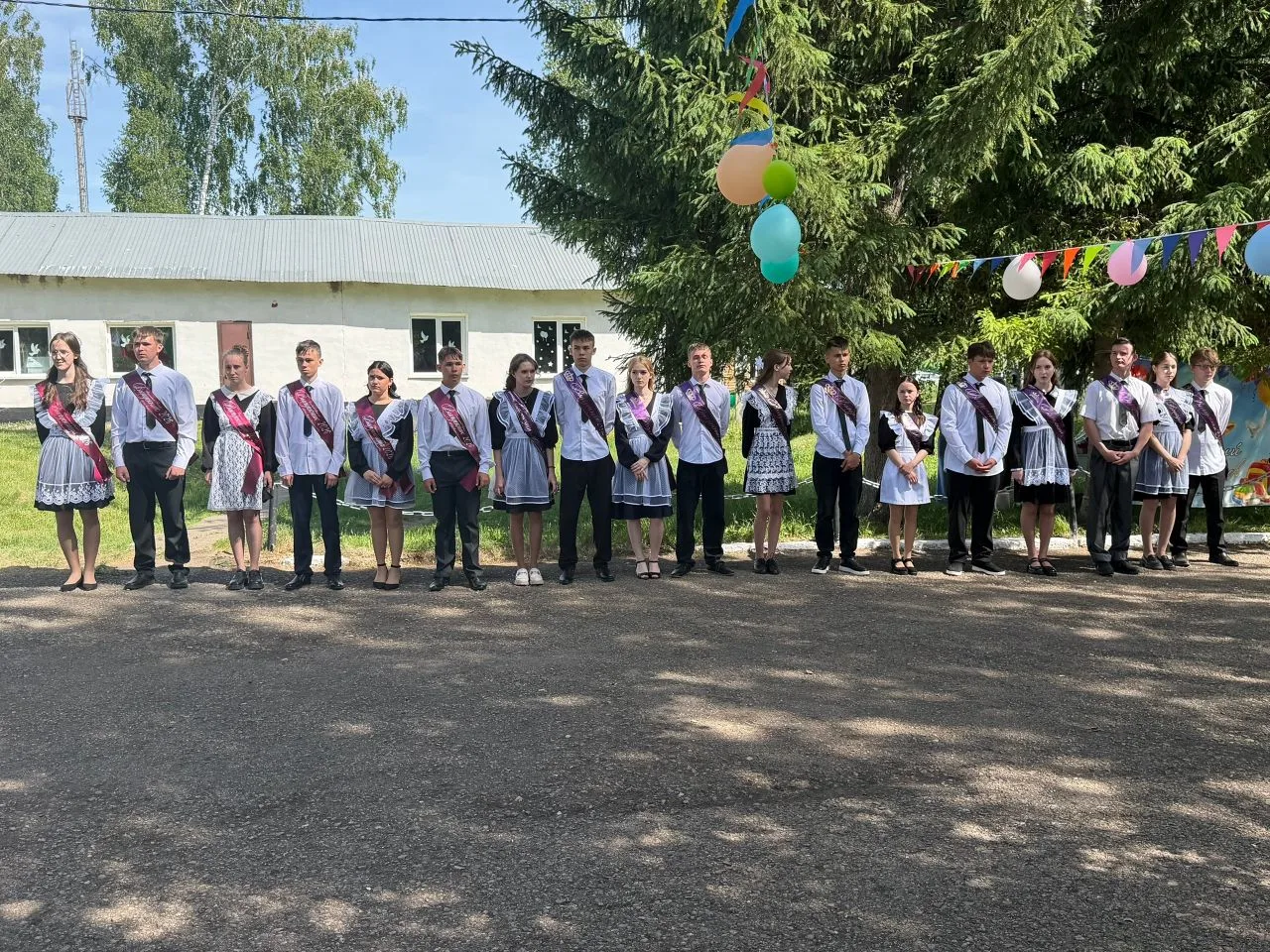 Сегодня, 26 мая 2026 года, в нашей любимой школе прозвенел особенный звон — последний ш...