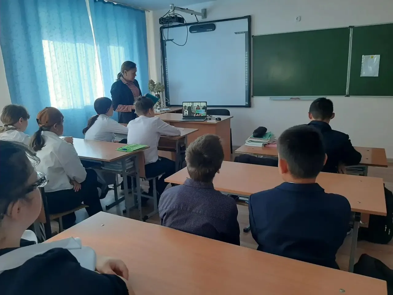 «Россия — мои горизонты»: в школе прошли классные часы о профессиях родного края 🎓