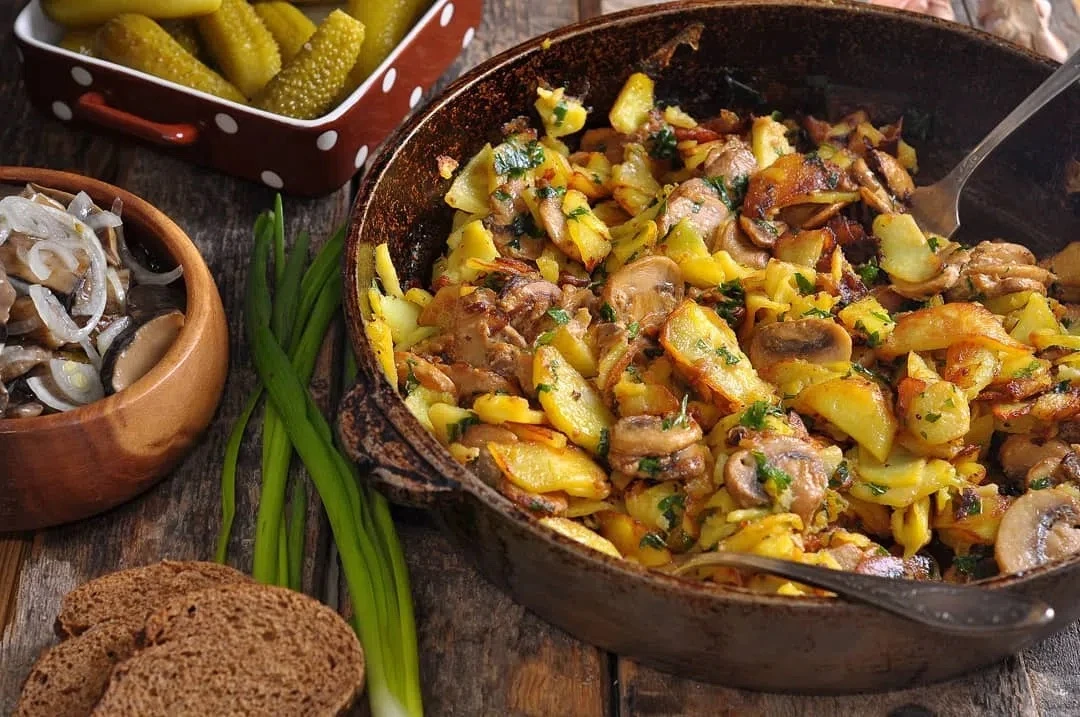 Русская кухня!
Жареха с грибами и картошкой на сковороде.
Картофель появился в России благодаря Петр