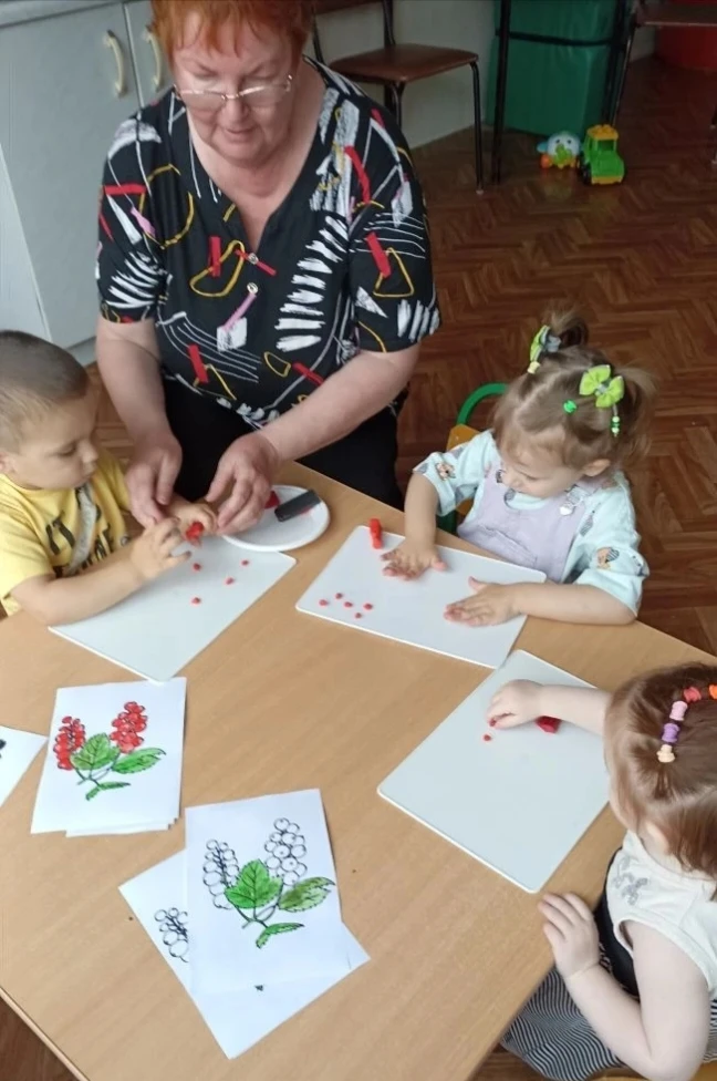 В нашей группе "Ягодка" был настоящий праздник — День смородины! Наши малыши с огромным усердием соз