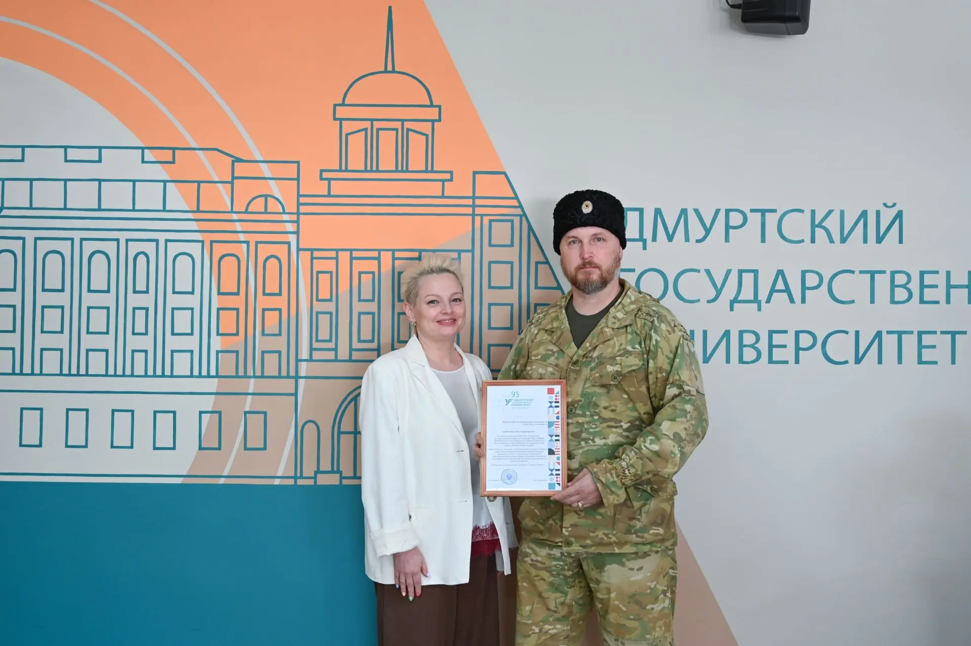 Герои среди нас: в УдГУ прошел круглый стол «СВОи Герои»  И. о. ректора Анна Владимировна Овчинников