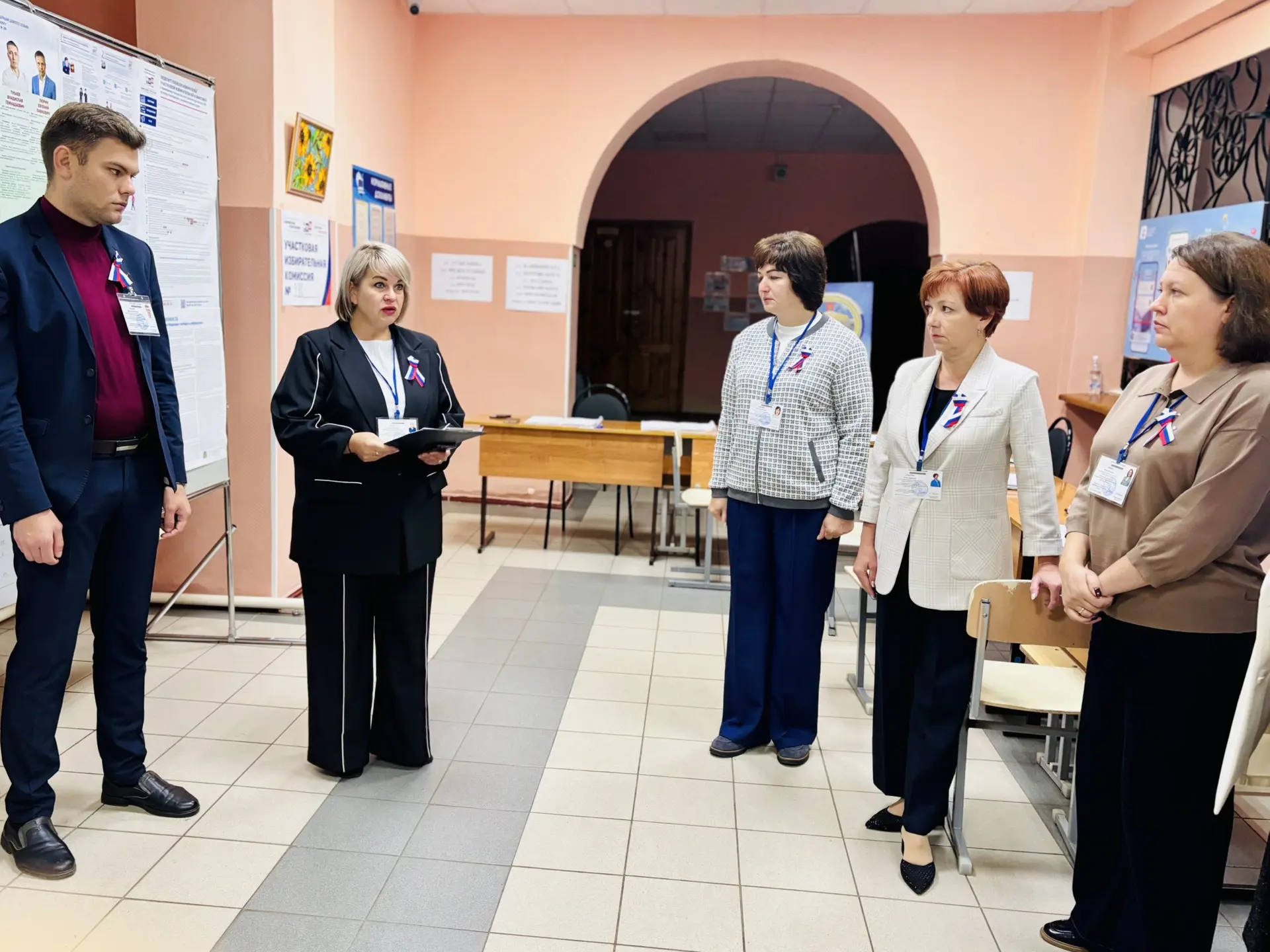✅УИК 398 открылся в 8.00 по местному времени. Третий день голосования начался с зарядки...