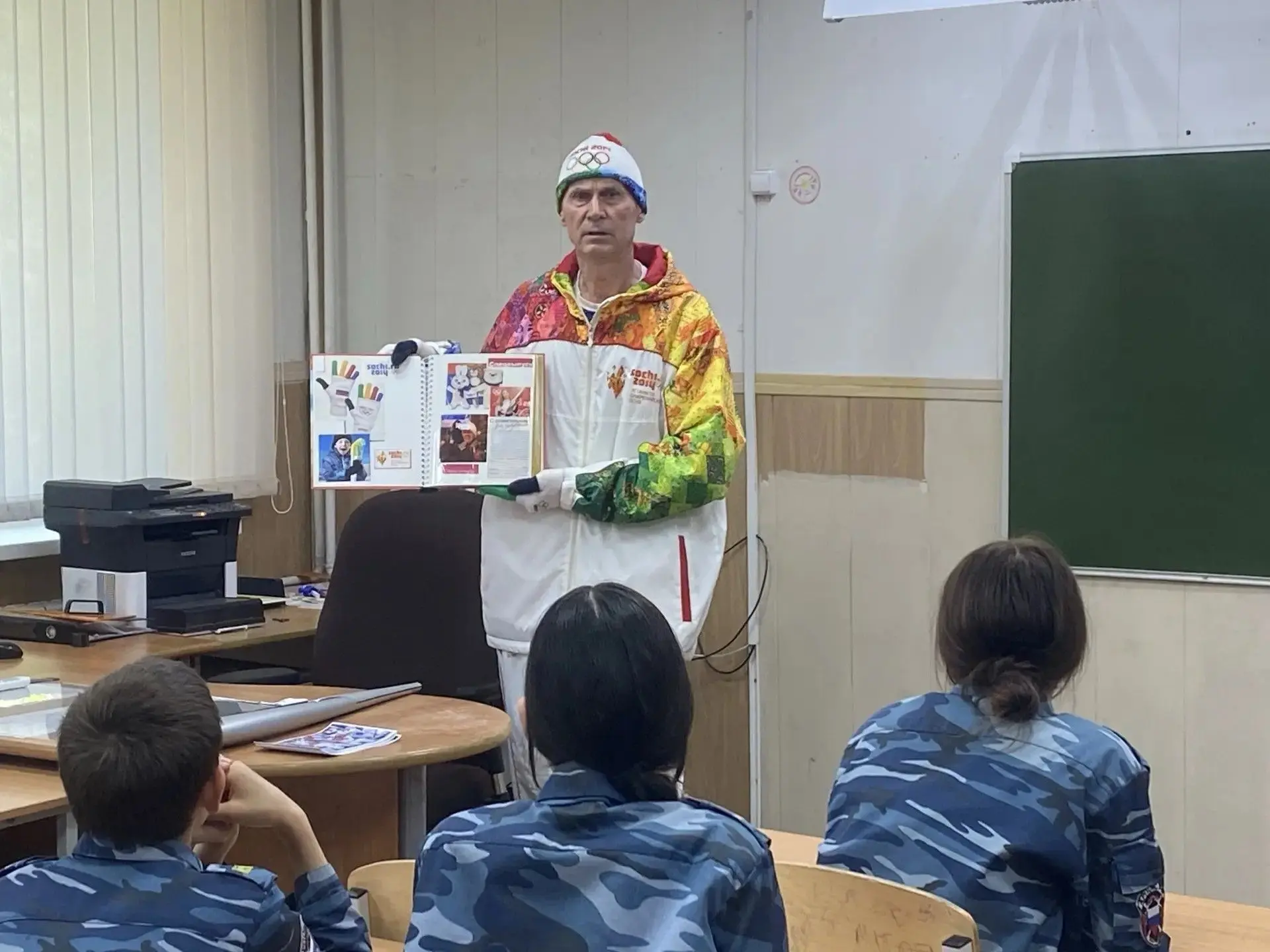 Преемственность поколений: олимпийский факел в руках стального человека!
В кадетском классе 7 «А» пр