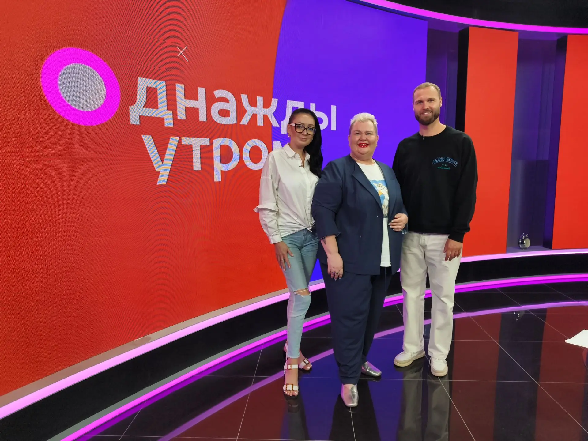 Знаешь, я часто думаю о том, как мы сами откладываем жизнь на потом.