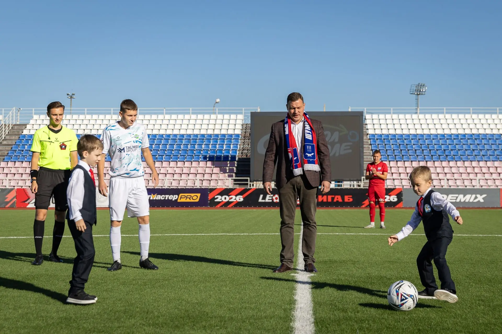 🎒⚽️ Первый день школы — первый выход на футбольное поле!