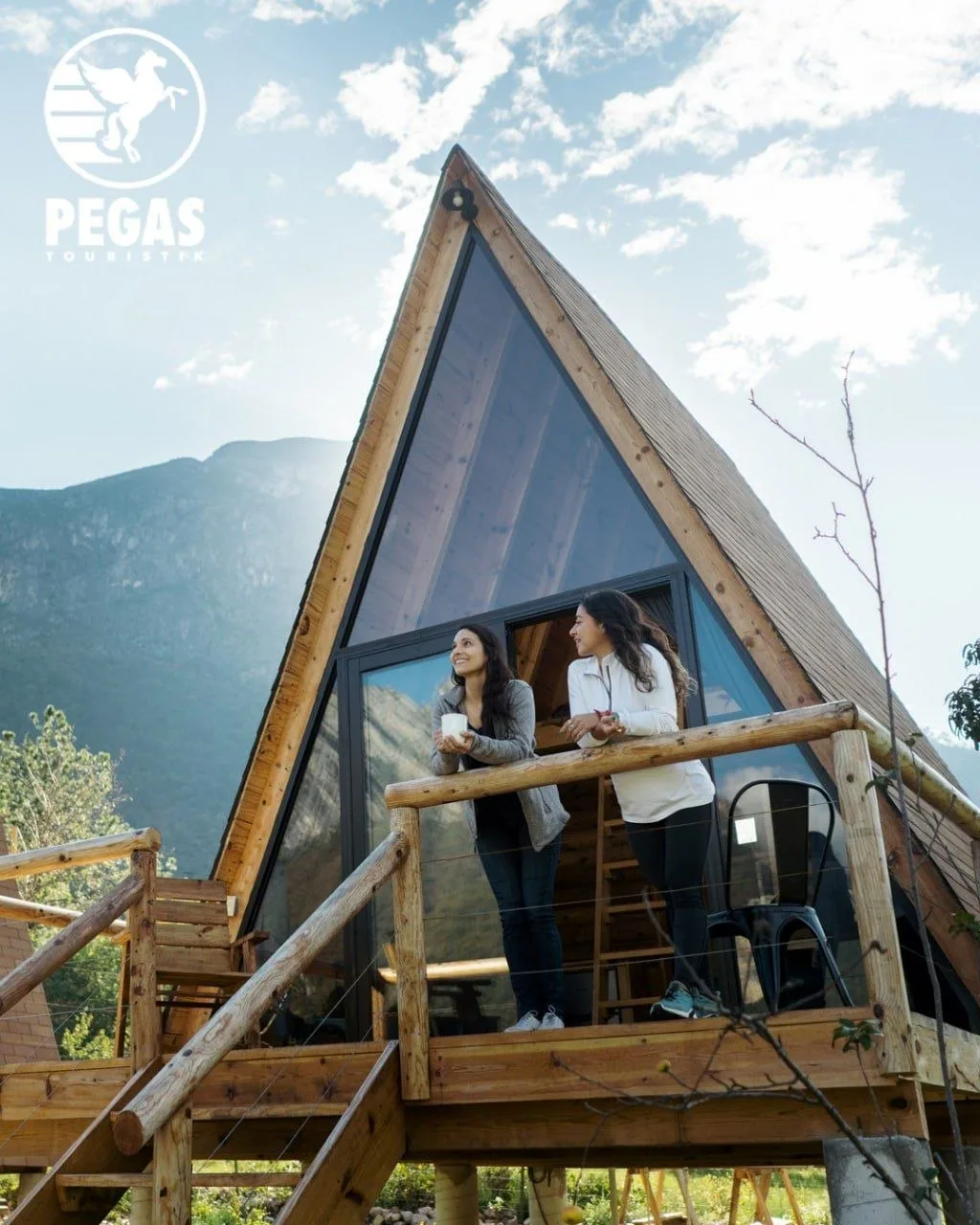 🦚 Слово «глэмпинг» (glamping) — это неологизм, который появился в английском языке пут...