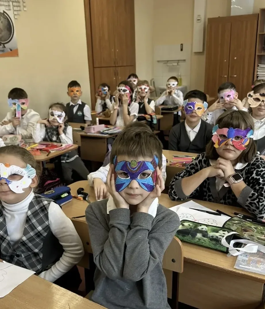 🎭 Всемирный день театра в нашей школе прошел ярко и вдохновенно!  На классных часах ребята перевопло