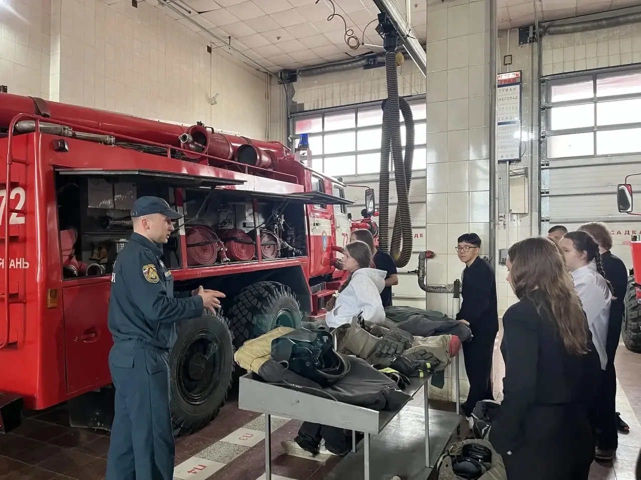 #Профориентация   👩‍🚒НА ЭКСКУРСИИ В ПОЖАРНОЙ ЧАСТИ👩‍🚒  Ученики 10б класса  побывали на экскурсии в п