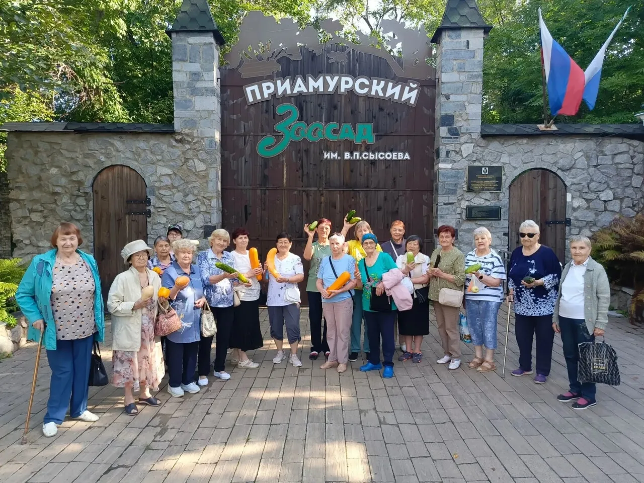 🦁🐐Ветераны побывали в зоосаде «Приамурский» и приняли участие в акции «Добрый урожай»