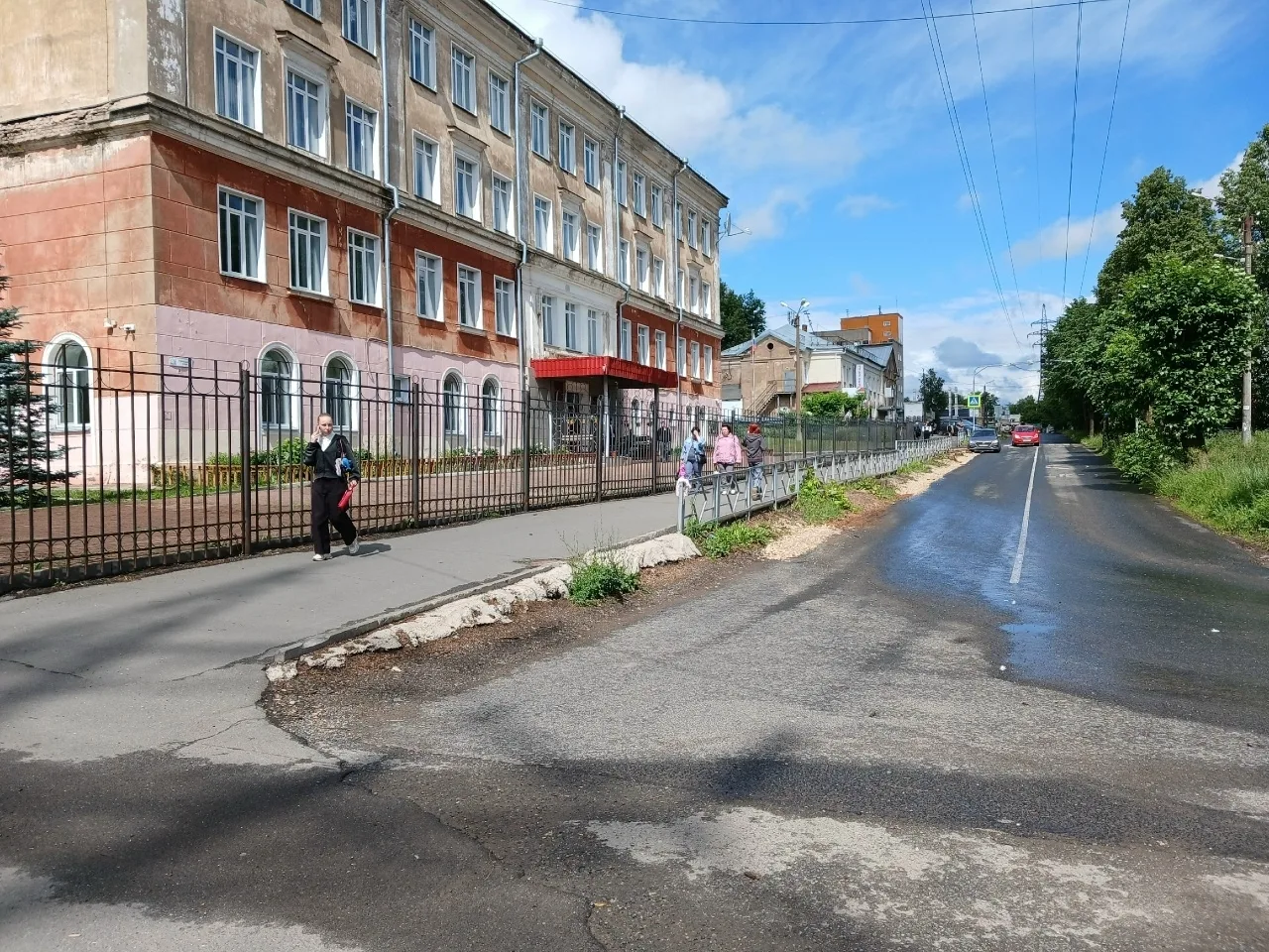 На Уральской, 9 напротив лингвистической гимназии спилили 16–18 лип 

А высоченные тополя, которые с