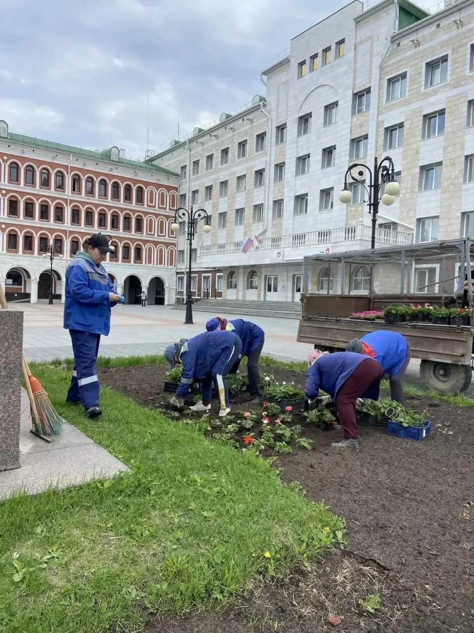 Цветочные клумбы в Йошкар-Оле преобразились к летнему сезону  В преддверии преображения специалисты 