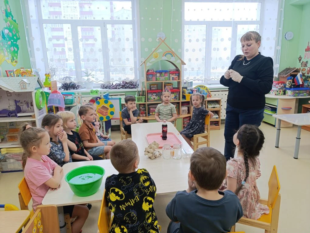В группе "Звоночки"- родители продемонстрировали простые опыты в домашних условиях - пр...