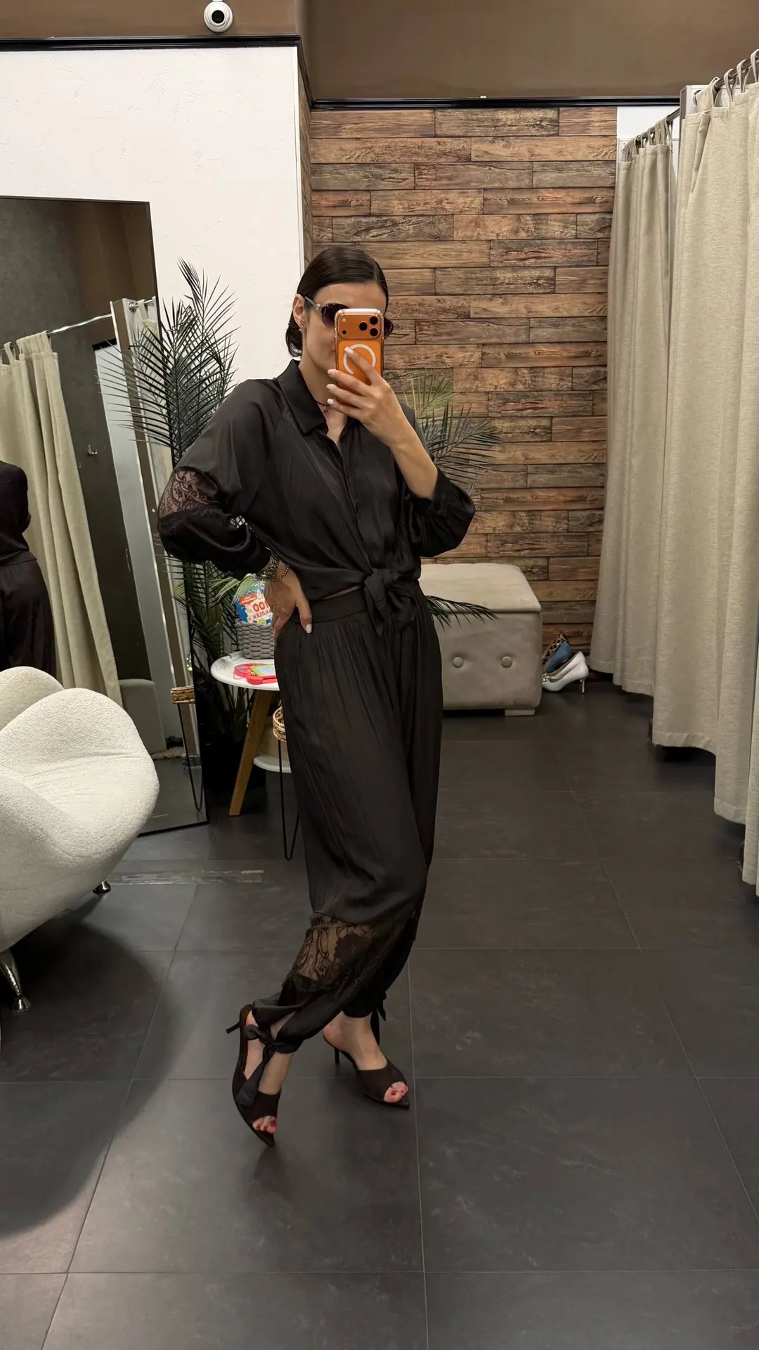 Костюм Perle Donna 
42,44,46
Есть в голубом цвете 
Стоимость 11800-20% 9440
За наличный расчет 
1180