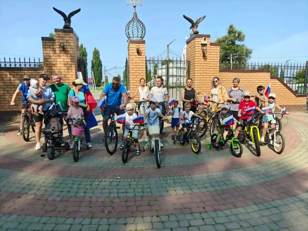 "СЕМЕЙНЫЙ ВЕЛОПРОБЕГ КО ДНЮ ГОСУДАРСТВЕННОГО ФЛАГА РОССИИ"🇷🇺🚴