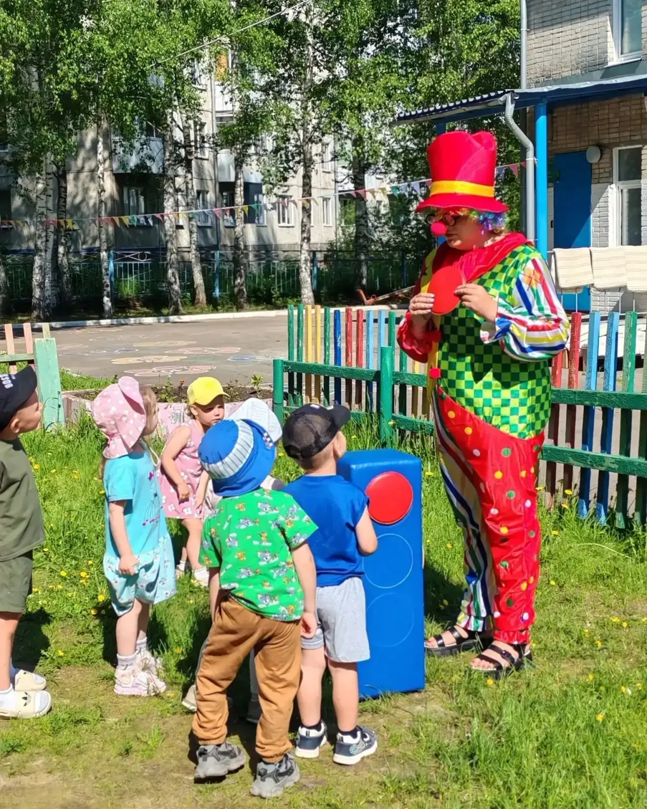 🥳 Клоун Клёпа зажигает в младшей разновозрастной группе! 🥳

Сегодняшний день был наполнен смехом, 