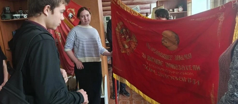 Два события объединились в одно посещение школьного музея "Родник": Международный День ...