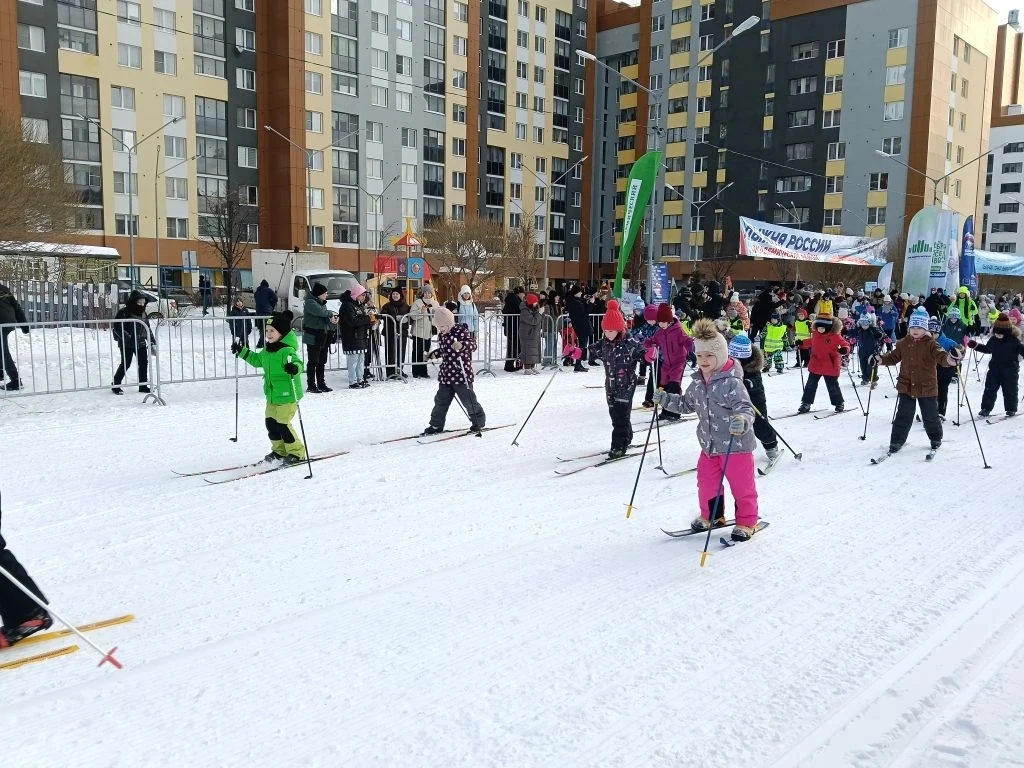 В Академическом стартовала «Лыжня России»!   Гонку открыли губернатор Свердловской области Денис Пас