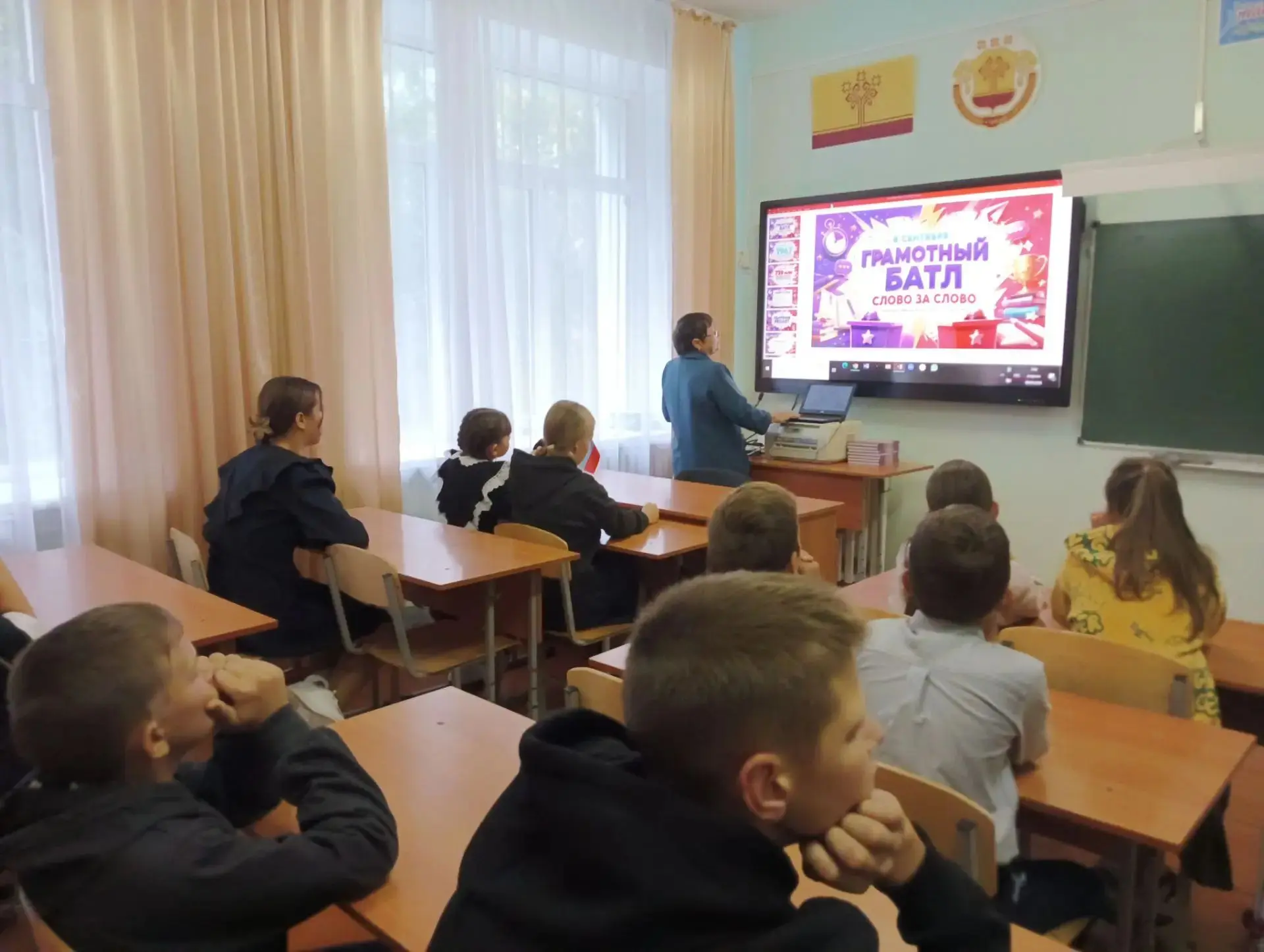🎉 Международный день грамотности: «Грамотный батл» в средних классах! 🎉