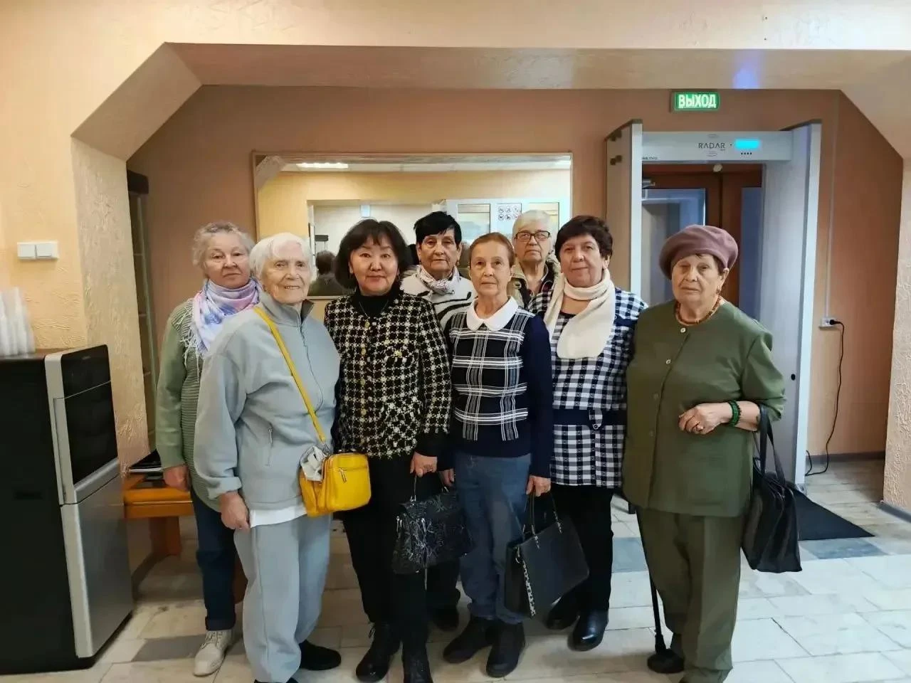 Представьте себе группу жизнерадостных, мудрых людей с богатым жизненным опытом. Они со...