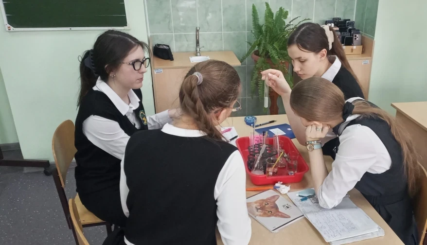 🧪 Вести с уроков!  Сегодня в лаборатории царит оживление: девятиклассники занимаются одной из самых 