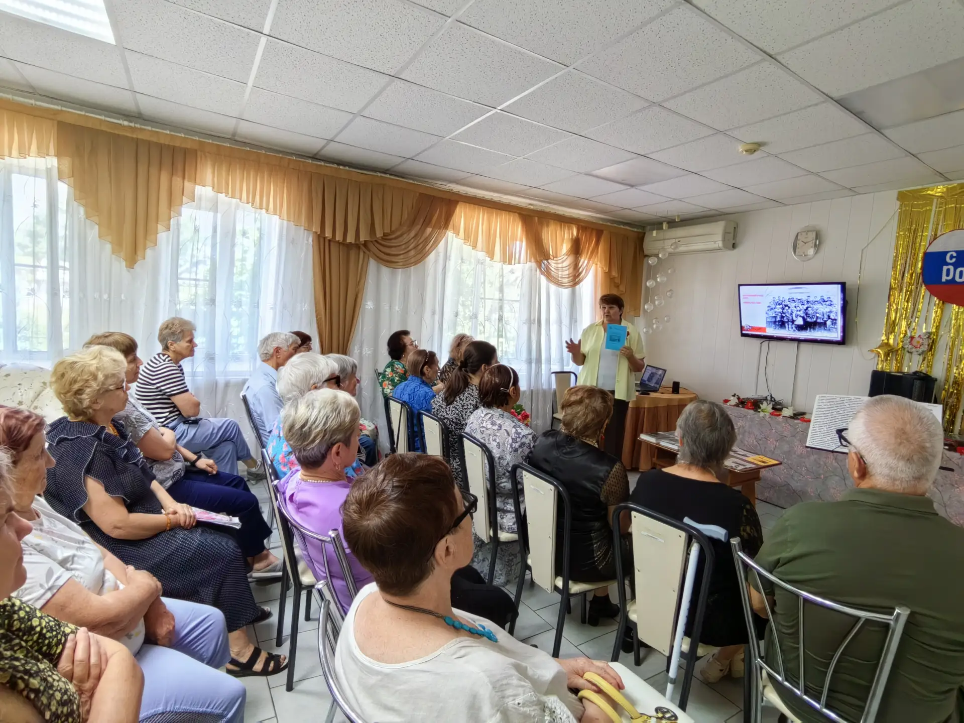 🌼 «Ромашки, опалённые войной»: в Ипатовском ЦСОН почтили память героев